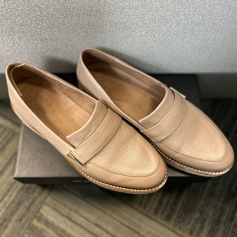 Naturalizer Tan Flats with Minimalist Design and Platform Sole - Picture 2 of 4